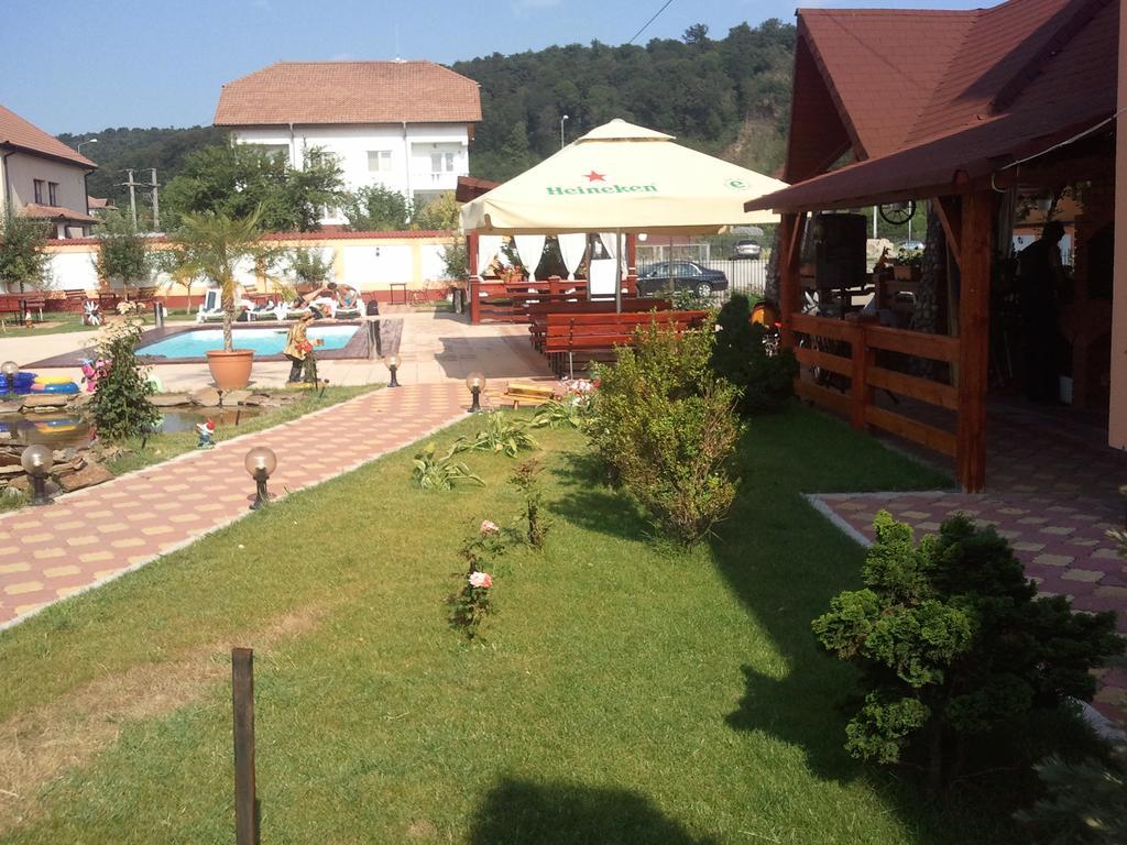 Râmnicu Vâlcea Casa Alba酒店 外观 照片