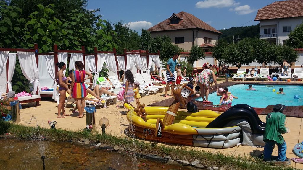 Râmnicu Vâlcea Casa Alba酒店 外观 照片