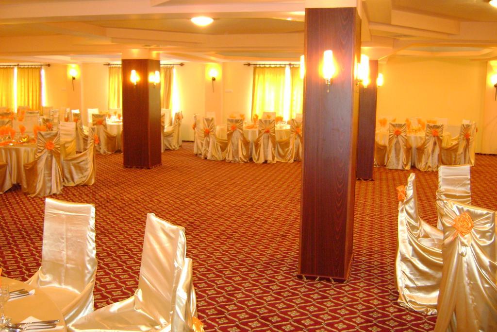 Râmnicu Vâlcea Casa Alba酒店 外观 照片