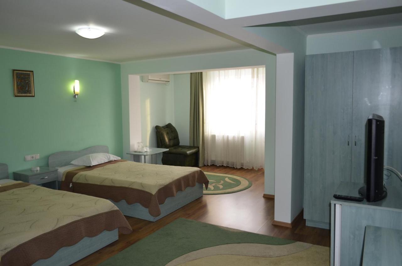 Râmnicu Vâlcea Casa Alba酒店 外观 照片